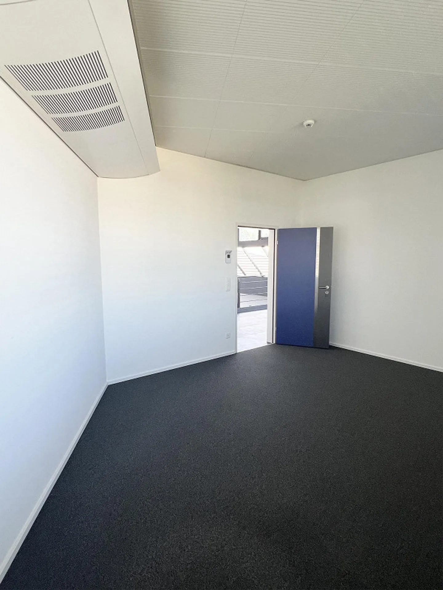 Modern and bright office space for rent in Hunzenschwil - Photo 2 of 5