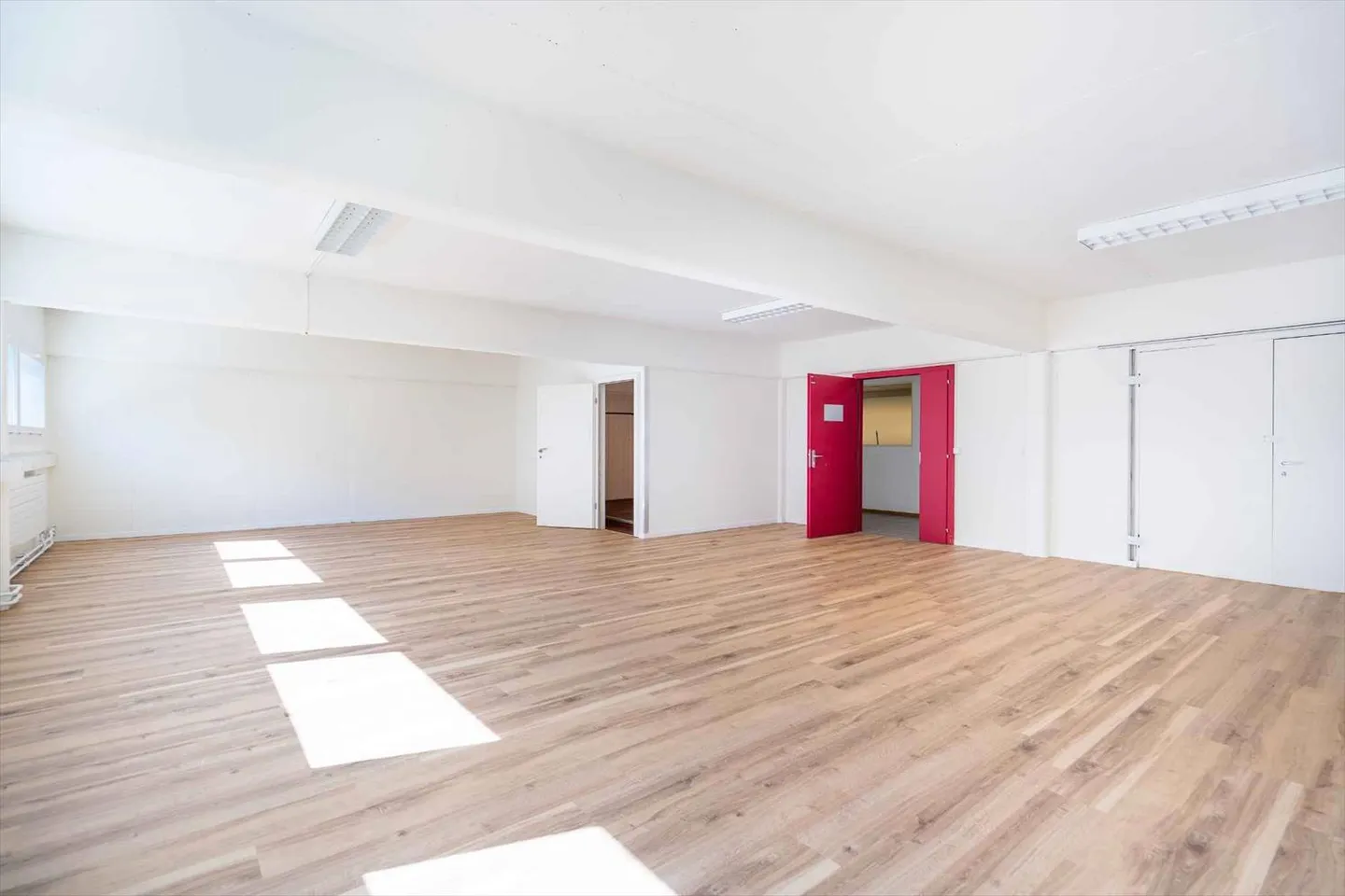 Rental spaces: renovated, visible and versatile – 40 to 160 m² - Photo 3 of 7