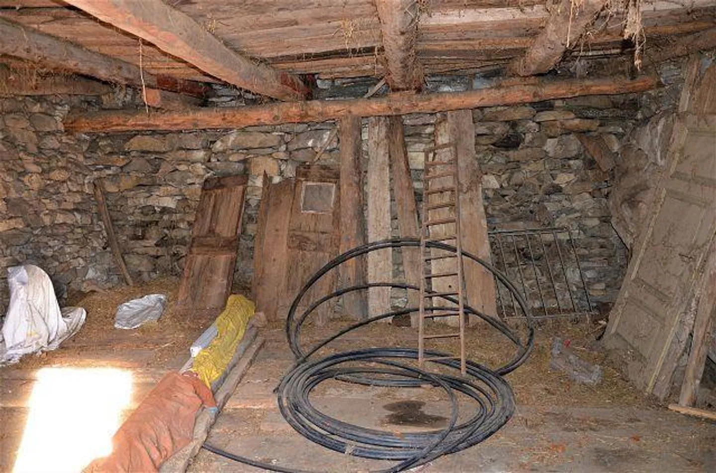 Rustique à rénover avec petit terrain - Photo 2 sur 19