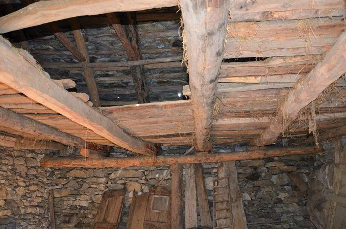 Rustique à rénover avec petit terrain - Photo 3 sur 19