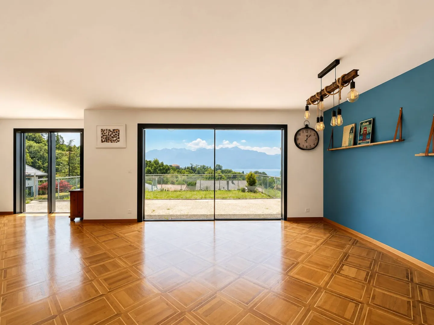 Detached villa with 6.5 rooms and panoramic views of Lake Geneva and the Alps - Photo 1 of 10