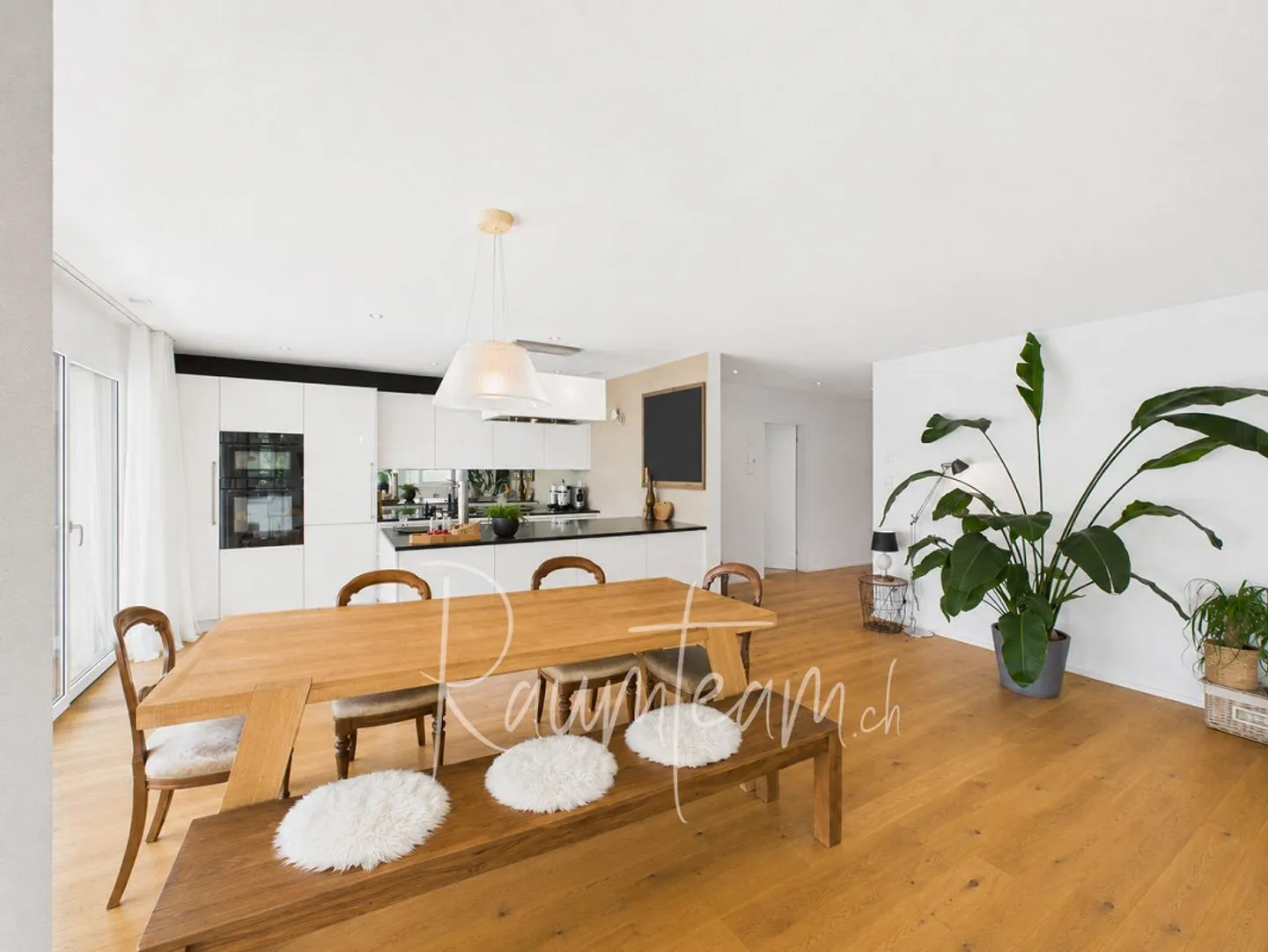 Bright apartment with a view of greenery - Photo 4 of 15