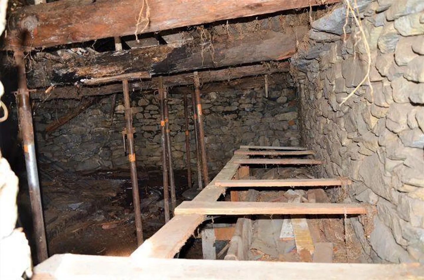 Rustique à rénover avec petit terrain - Photo 5 sur 19