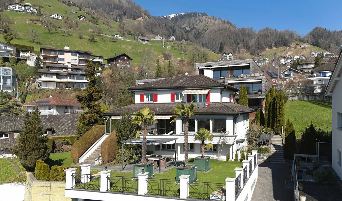 Exklusives Einfamilienhaus mit viel Umschwung und Seesicht - Foto 4 von 14