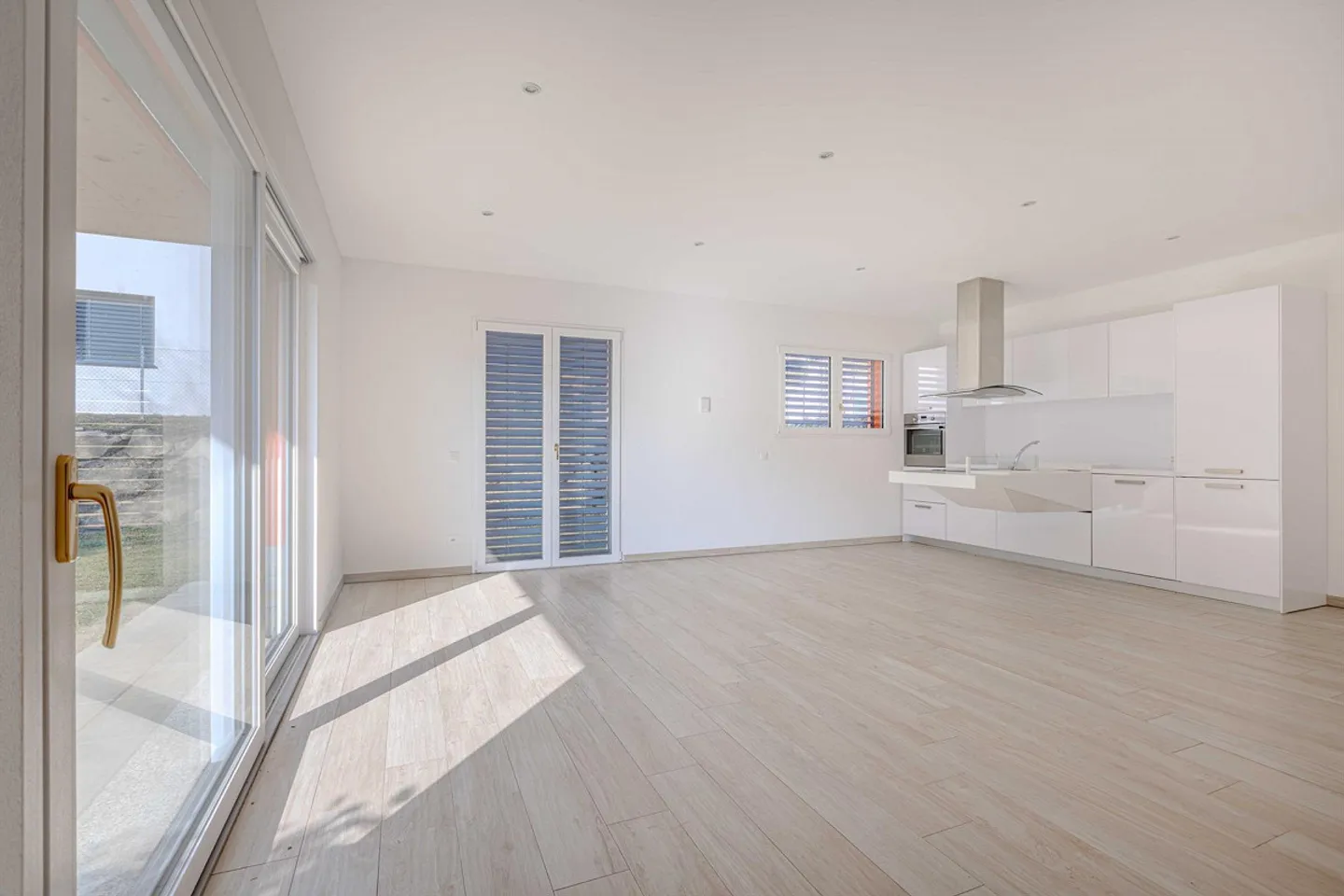 NEW AND BRIGHT 3.5 ROOMS WITH PRIVATE GARDEN IN CURIO - Photo 1 of 9