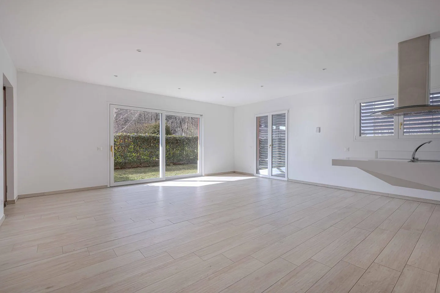 NEW AND BRIGHT 3.5 ROOMS WITH PRIVATE GARDEN IN CURIO - Photo 3 of 9