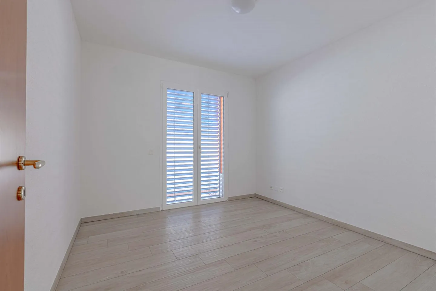 NEW AND BRIGHT 3.5 ROOMS WITH PRIVATE GARDEN IN CURIO - Photo 4 of 9