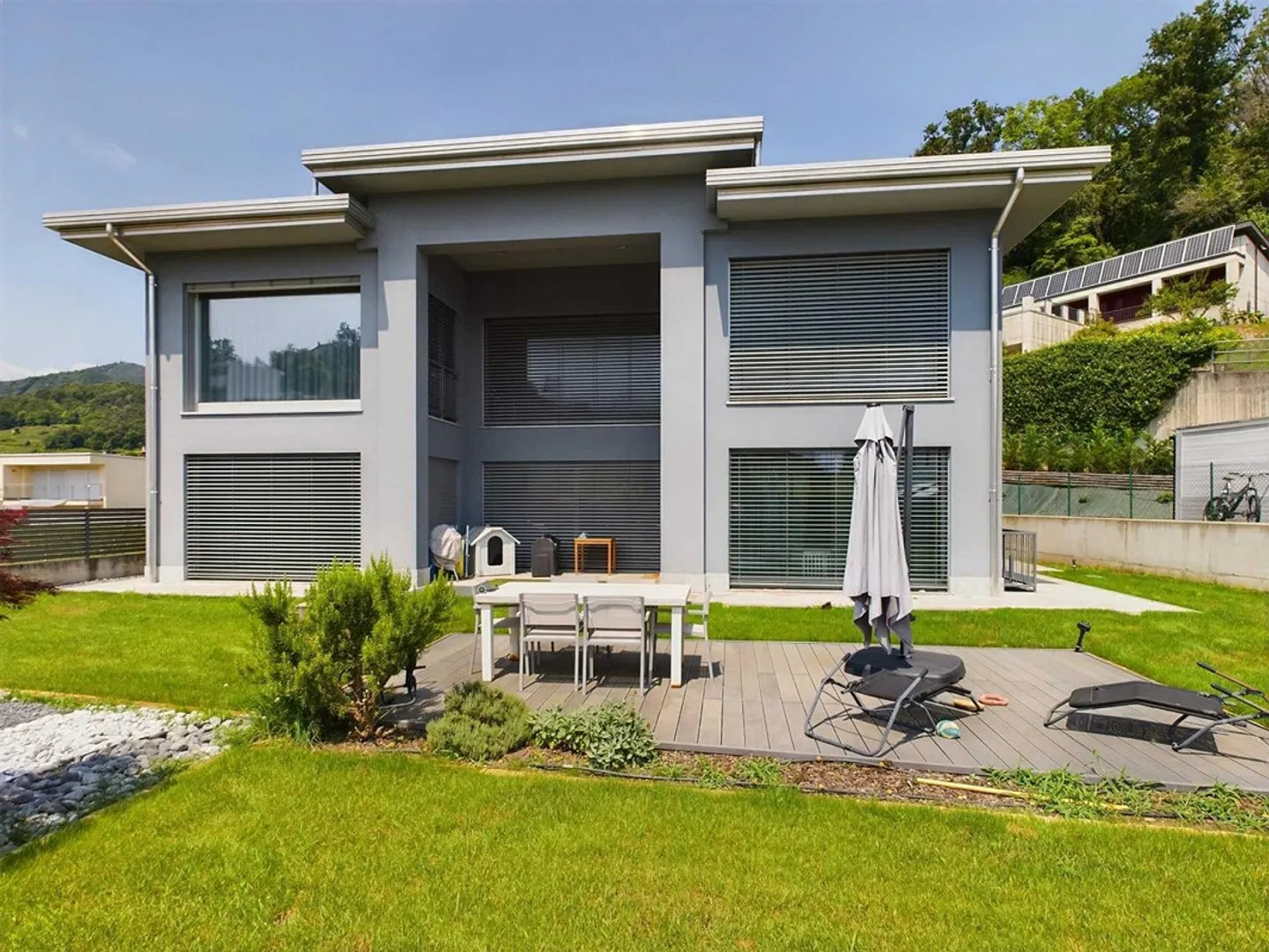 "Prestigiosa villa con giardino, piscina interna e wellness" - Foto 1 di 19