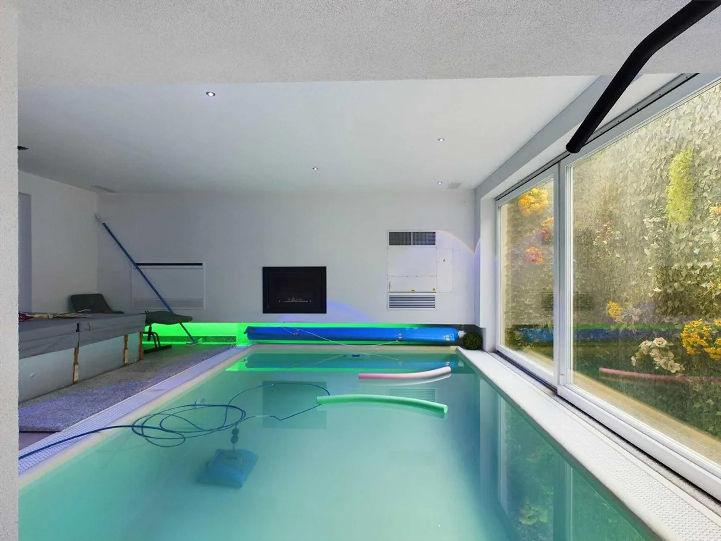 "Prestigiosa villa con giardino, piscina interna e wellness" - Foto 2 di 19