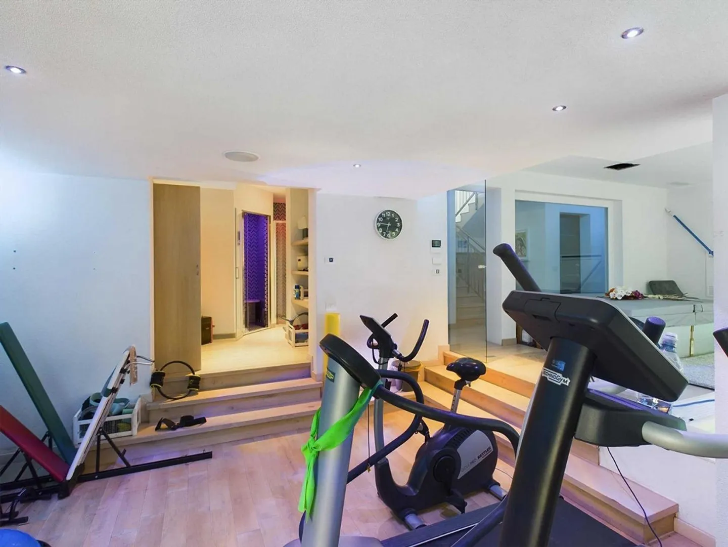 "Prestigiosa villa con giardino, piscina interna e wellness" - Foto 6 di 19