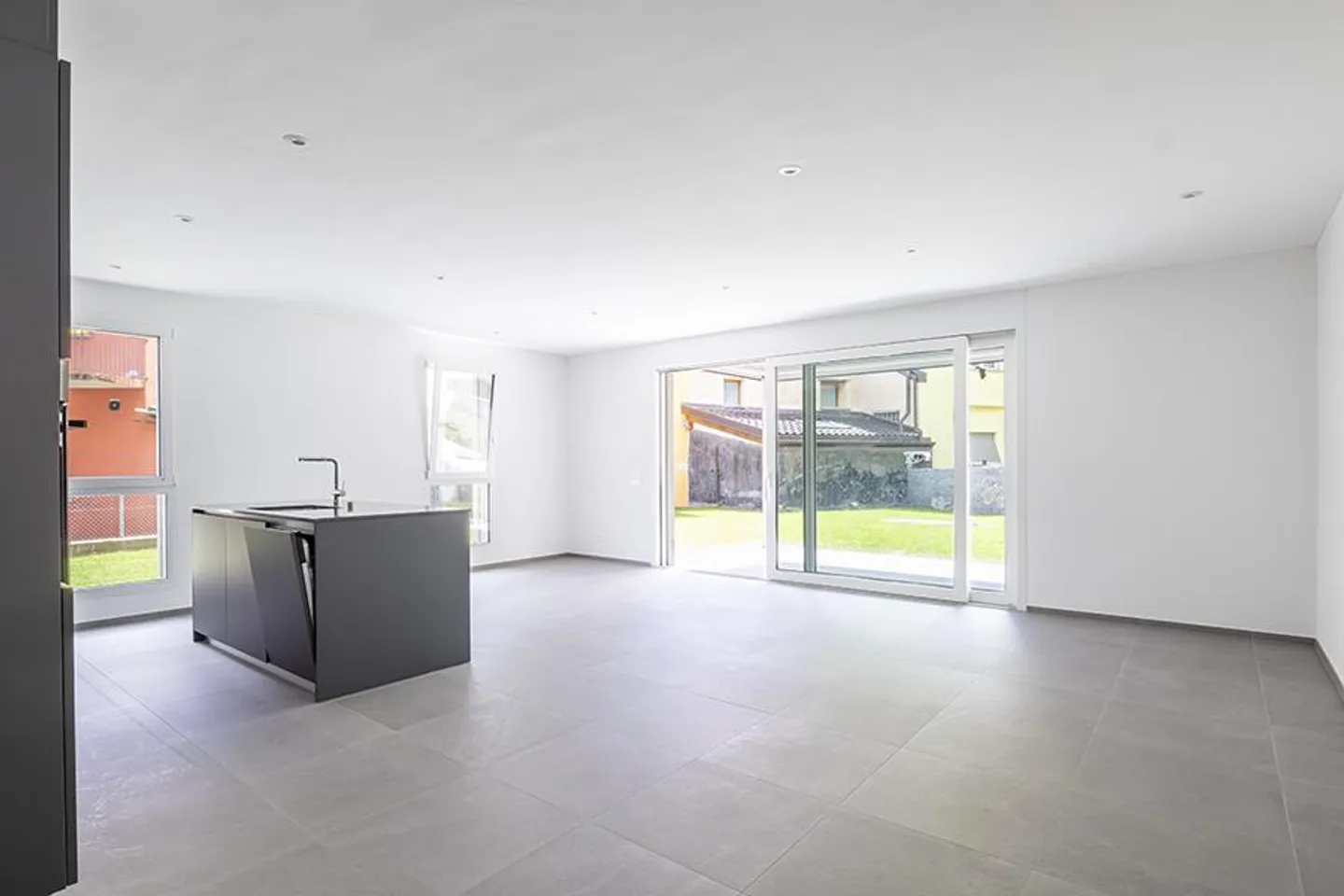 (LOCATION AVEC OPTION D'ACHAT) MODERNE 3.5 PIÈCES AVEC JARDIN À LUMINO - Photo 1 sur 21