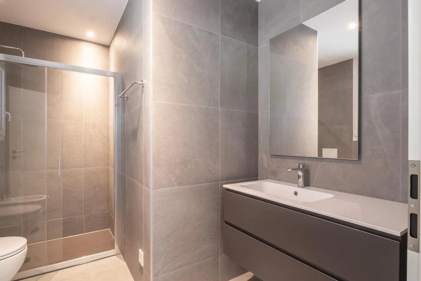 (LOCATION AVEC OPTION D'ACHAT) MODERNE 3.5 PIÈCES AVEC JARDIN À LUMINO - Photo 16 sur 21