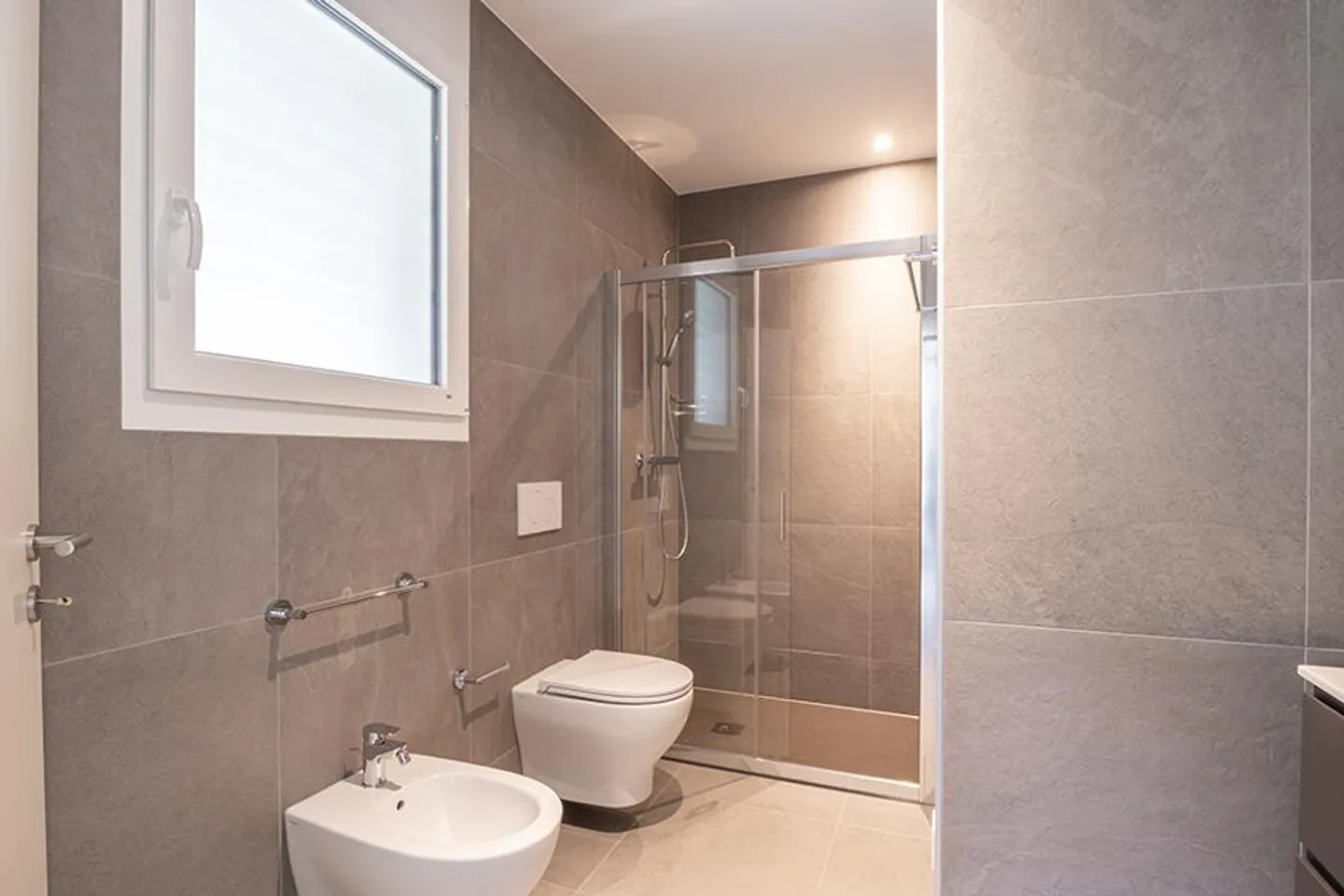 (LOCATION AVEC OPTION D'ACHAT) MODERNE 3.5 PIÈCES AVEC JARDIN À LUMINO - Photo 17 sur 21