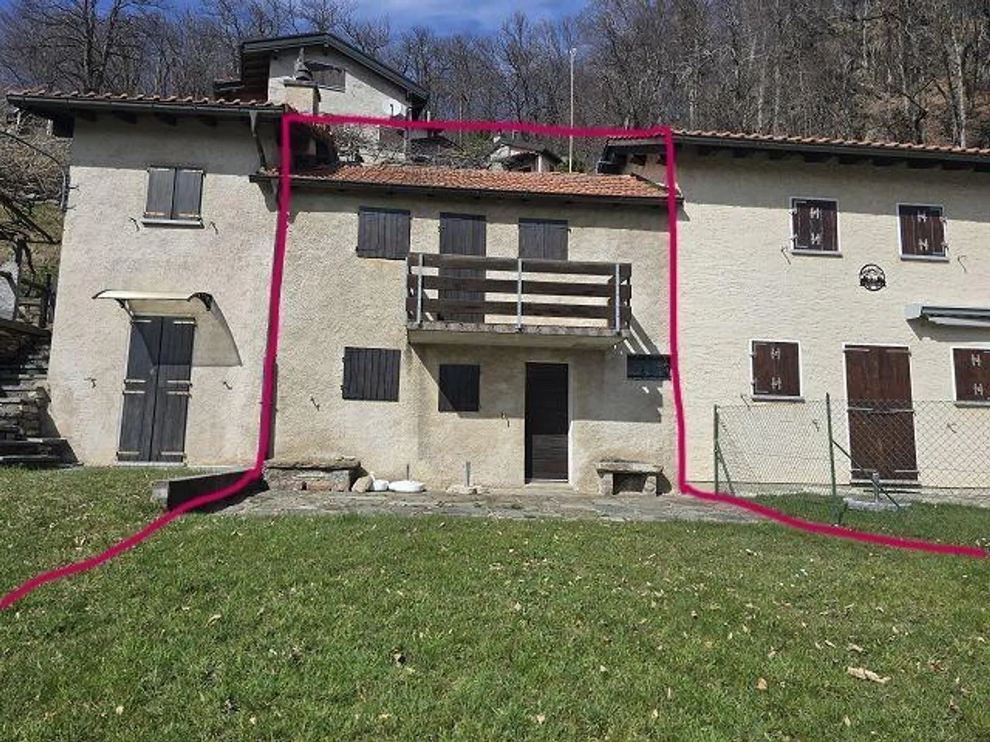 Bel rustico di 4 loc. con grande terreno in una posizione molto soleggiata e tranquilla - Foto 1 di 27