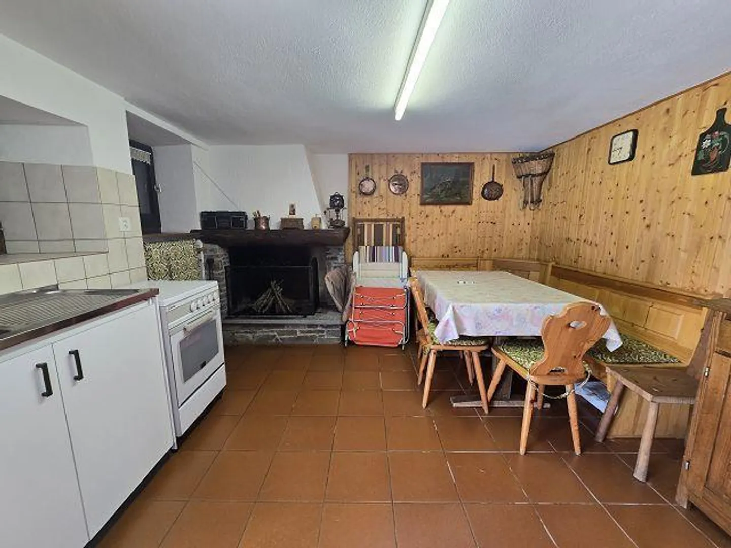 Bel rustico di 4 loc. con grande terreno in una posizione molto soleggiata e tranquilla - Foto 2 di 27