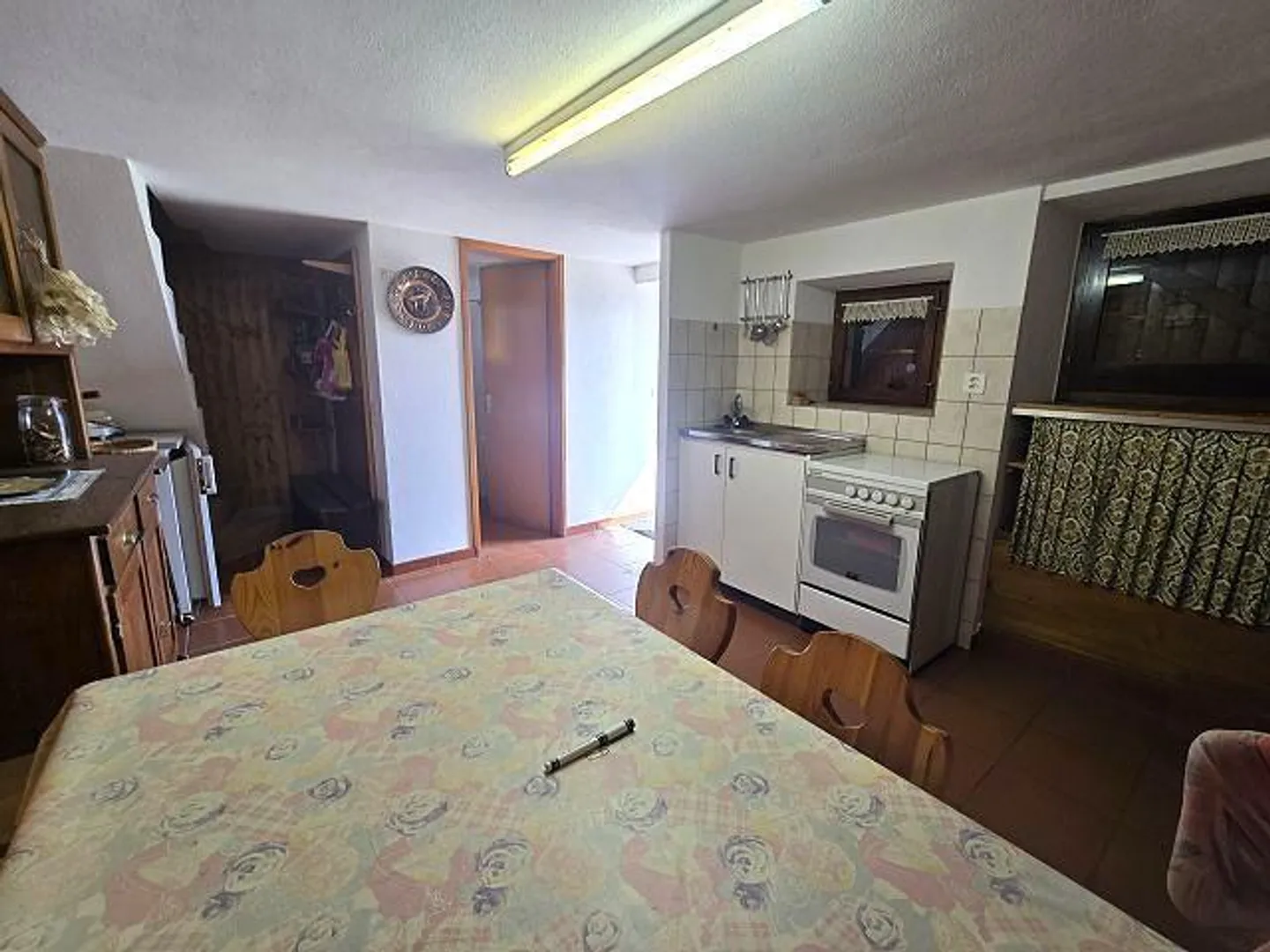 Bel rustico di 4 loc. con grande terreno in una posizione molto soleggiata e tranquilla - Foto 6 di 27