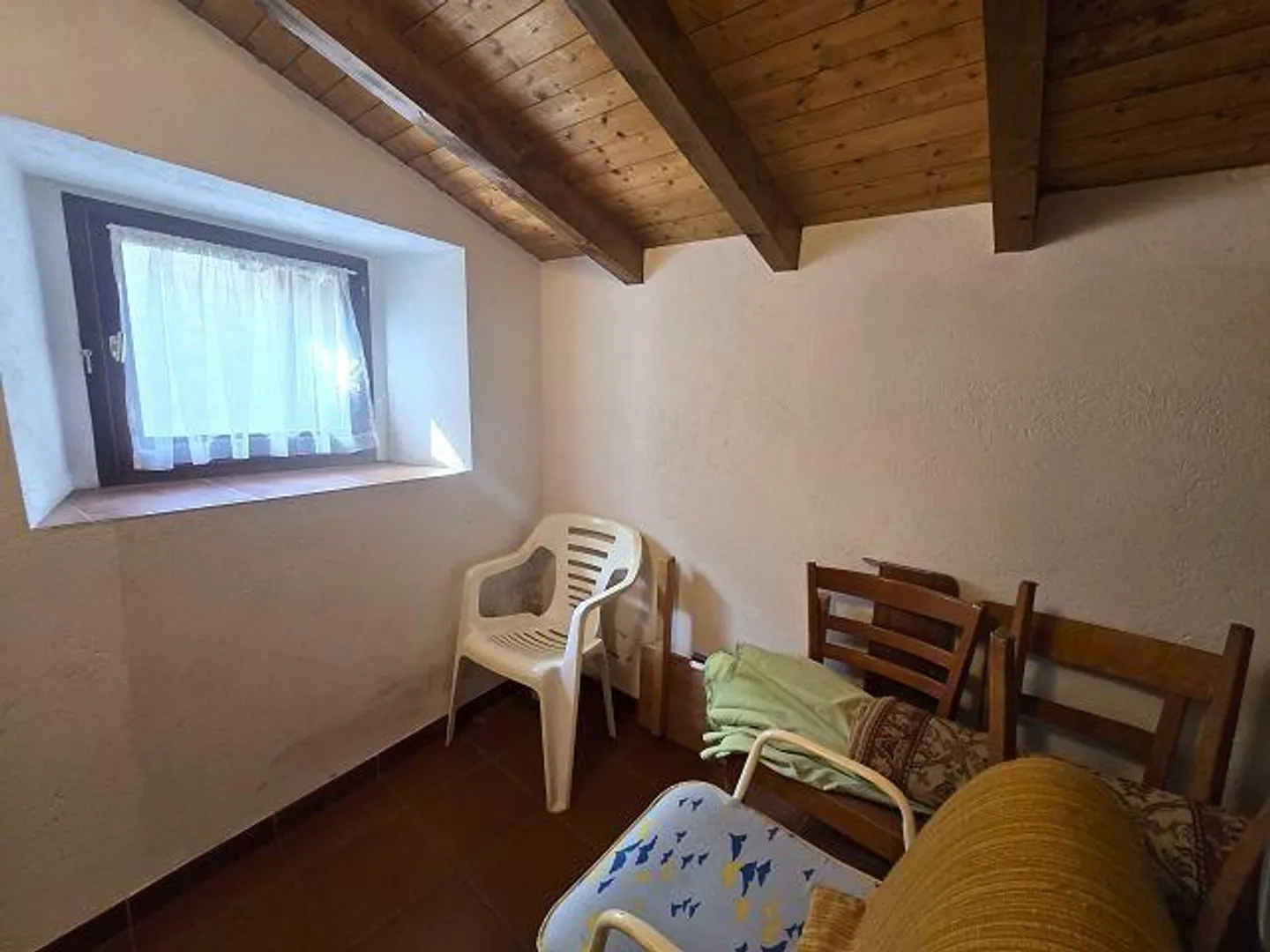 Bel rustico di 4 loc. con grande terreno in una posizione molto soleggiata e tranquilla - Foto 10 di 27