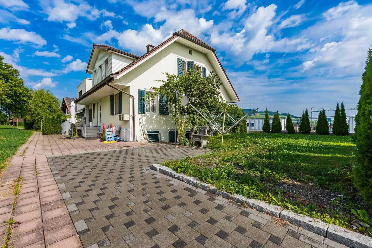 Maison bi-familiale avec jardin et 4 places de parking à Reinach AG - Photo 1 sur 13