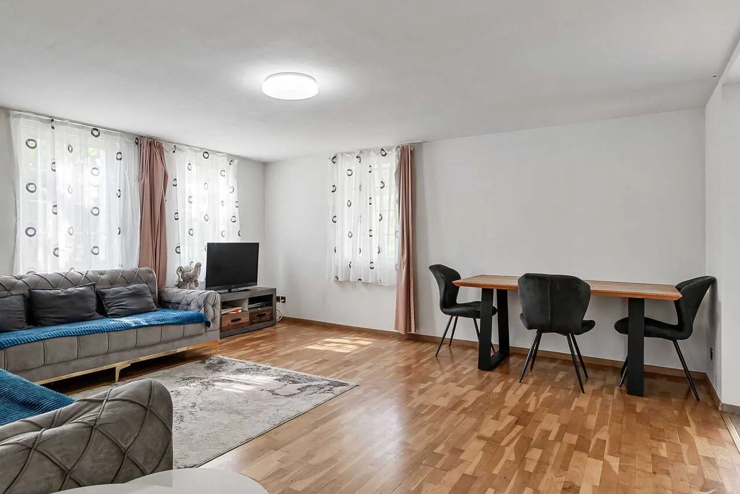 Maison bi-familiale avec jardin et 4 places de parking à Reinach AG - Photo 5 sur 13