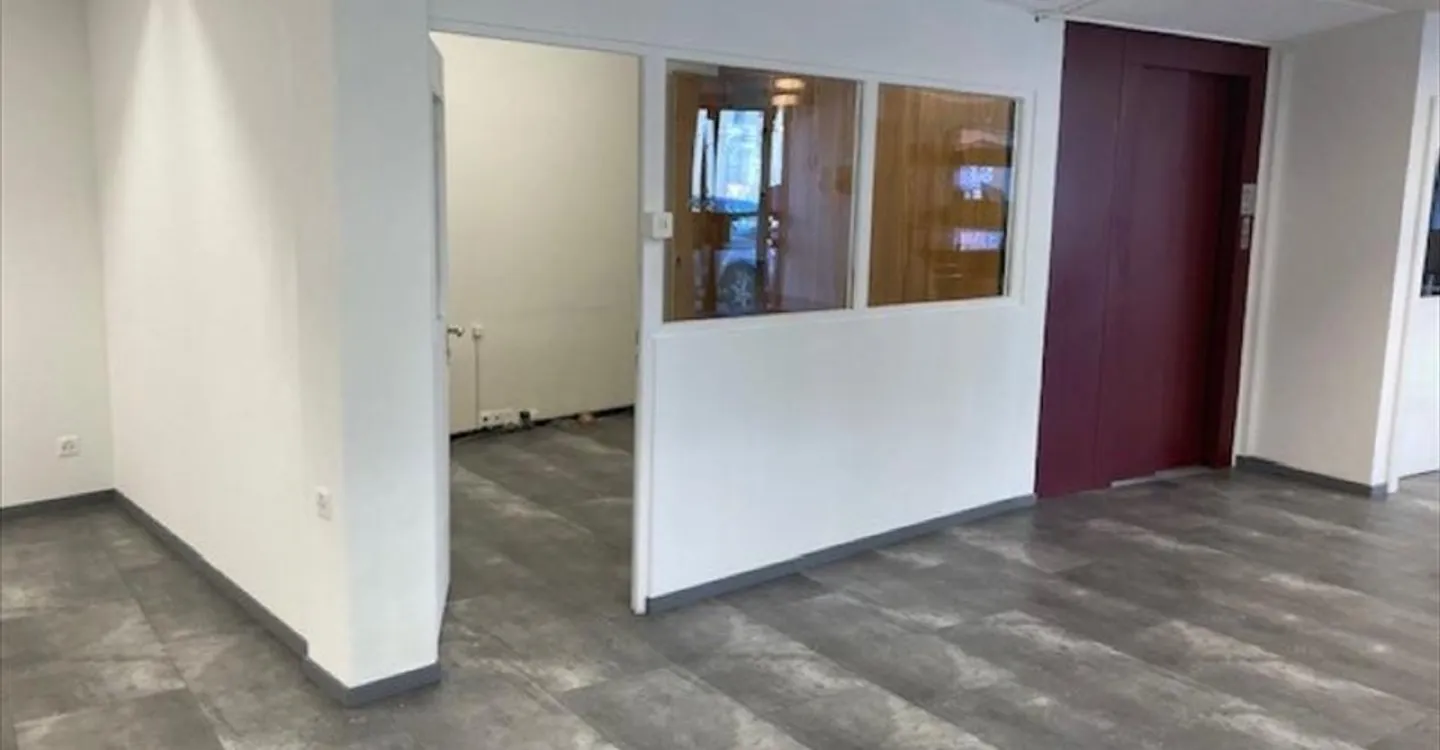 Mixed-use building for rent - Photo 1 of 7