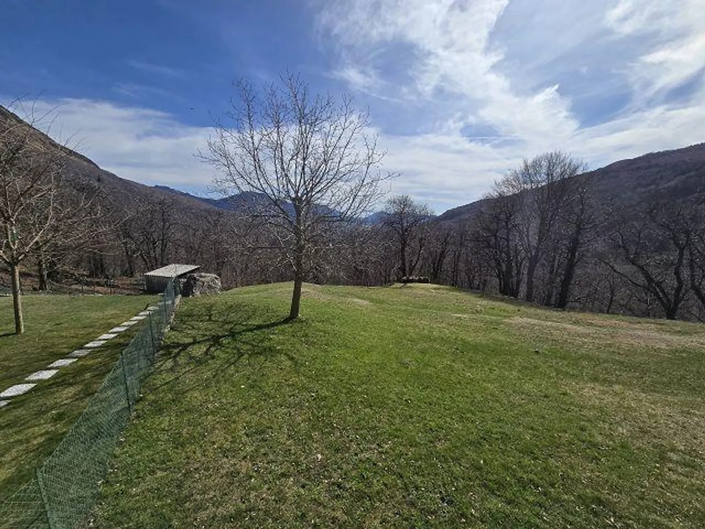 Bel rustico di 4 loc. con grande terreno in una posizione molto soleggiata e tranquilla - Foto 18 di 27