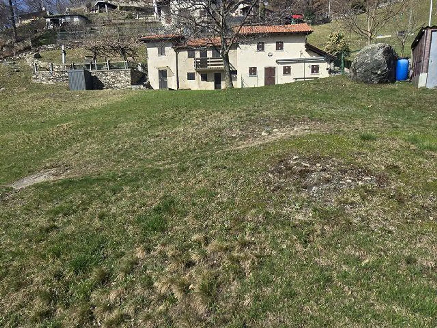 Bel rustico di 4 loc. con grande terreno in una posizione molto soleggiata e tranquilla - Foto 20 di 27