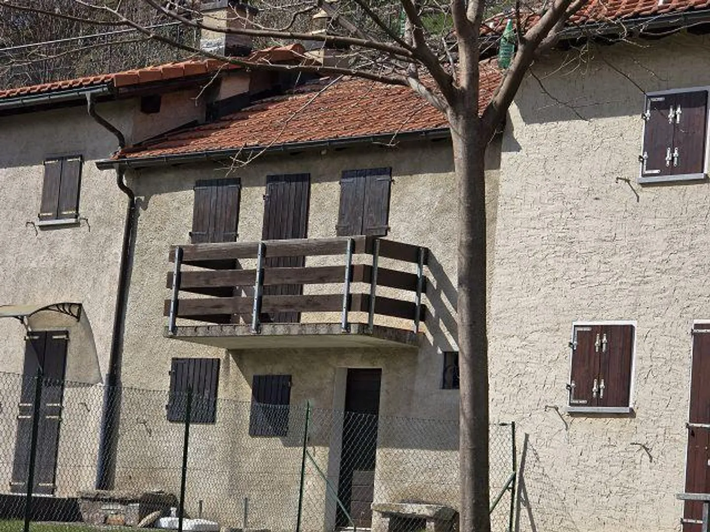 Bel rustico di 4 loc. con grande terreno in una posizione molto soleggiata e tranquilla - Foto 21 di 27