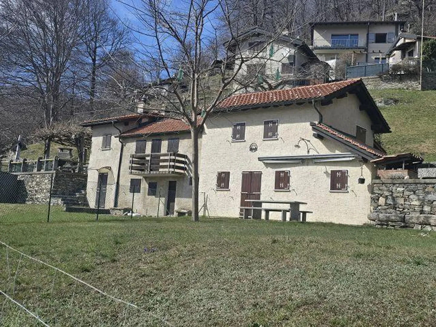 Bel rustico di 4 loc. con grande terreno in una posizione molto soleggiata e tranquilla - Foto 22 di 27