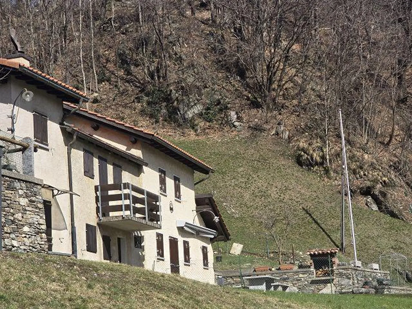 Bel rustico di 4 loc. con grande terreno in una posizione molto soleggiata e tranquilla - Foto 23 di 27
