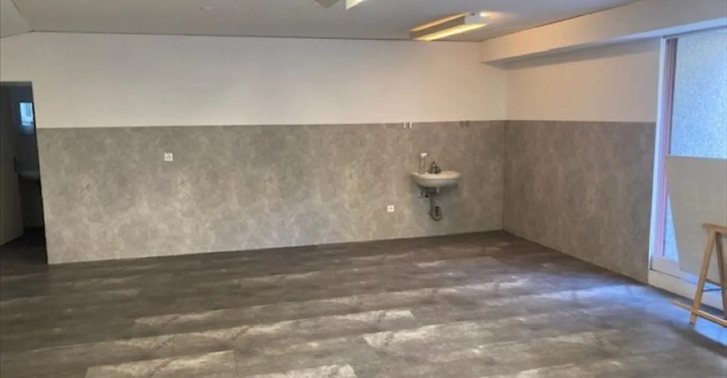 Mixed-use building for rent - Photo 2 of 7