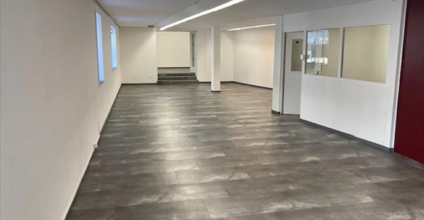 Mixed-use building for rent - Photo 3 of 7