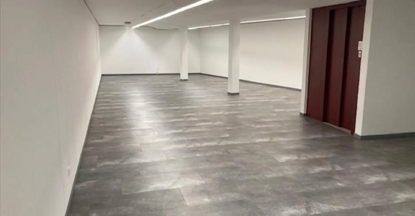 Mixed-use building for rent - Photo 4 of 7