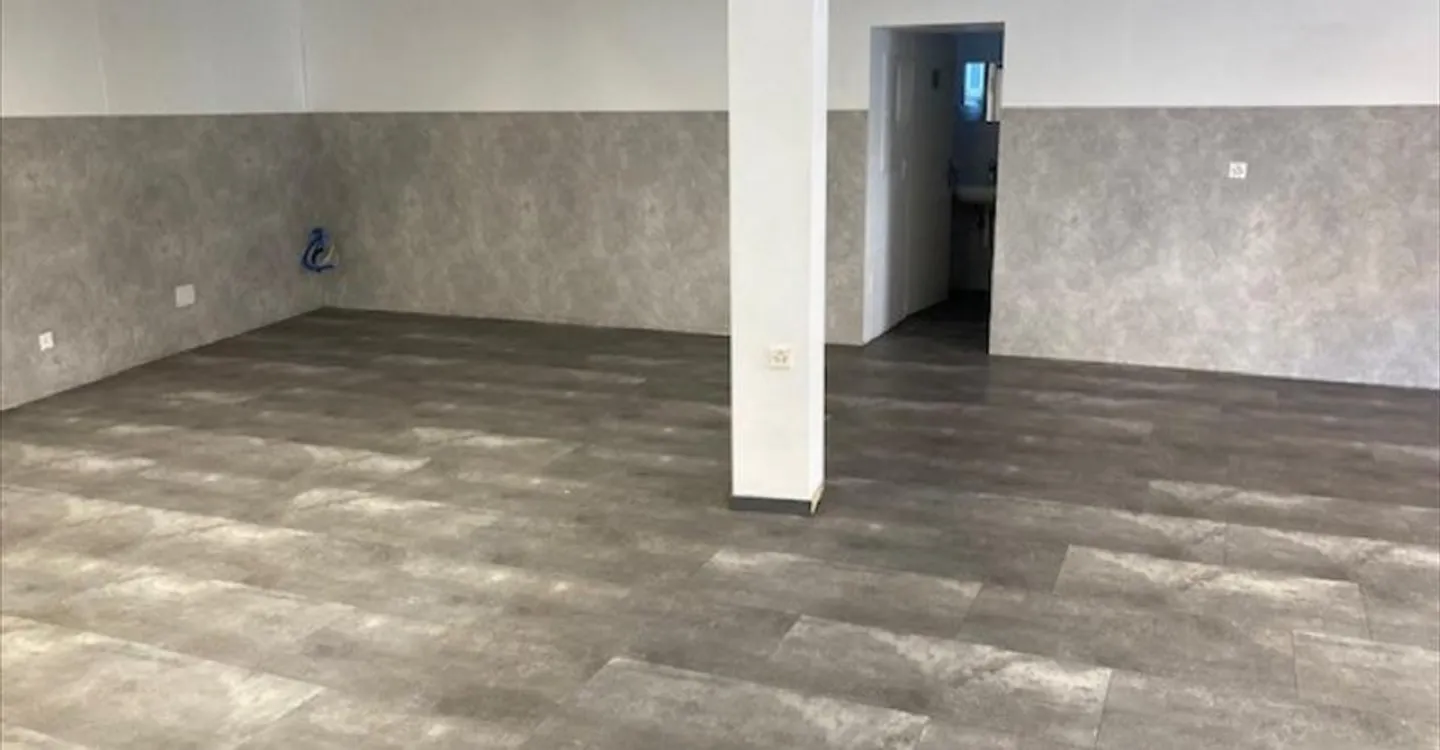 Mixed-use building for rent - Photo 5 of 7