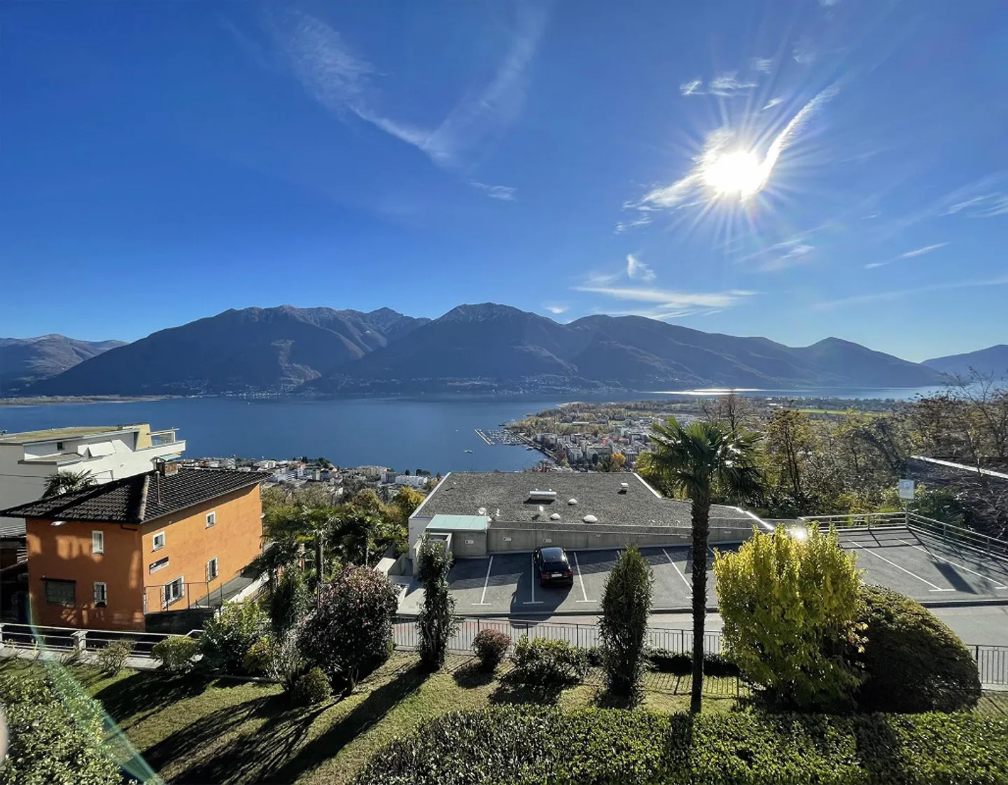 Appartement de 2,5 pièces avec vue imprenable sur le lac et les montagnes - Photo 1 sur 9