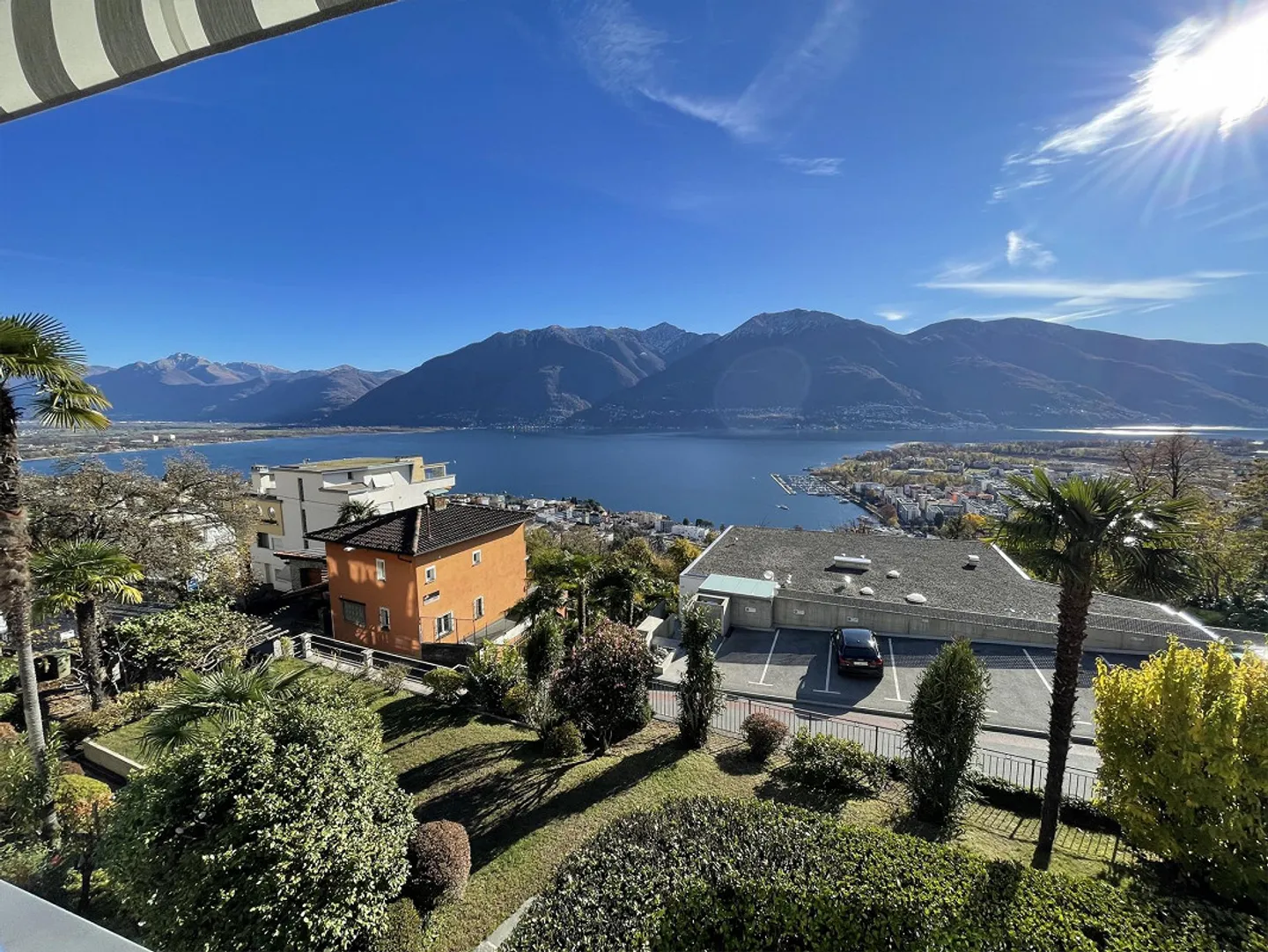 Appartement de 2,5 pièces avec vue imprenable sur le lac et les montagnes - Photo 2 sur 9