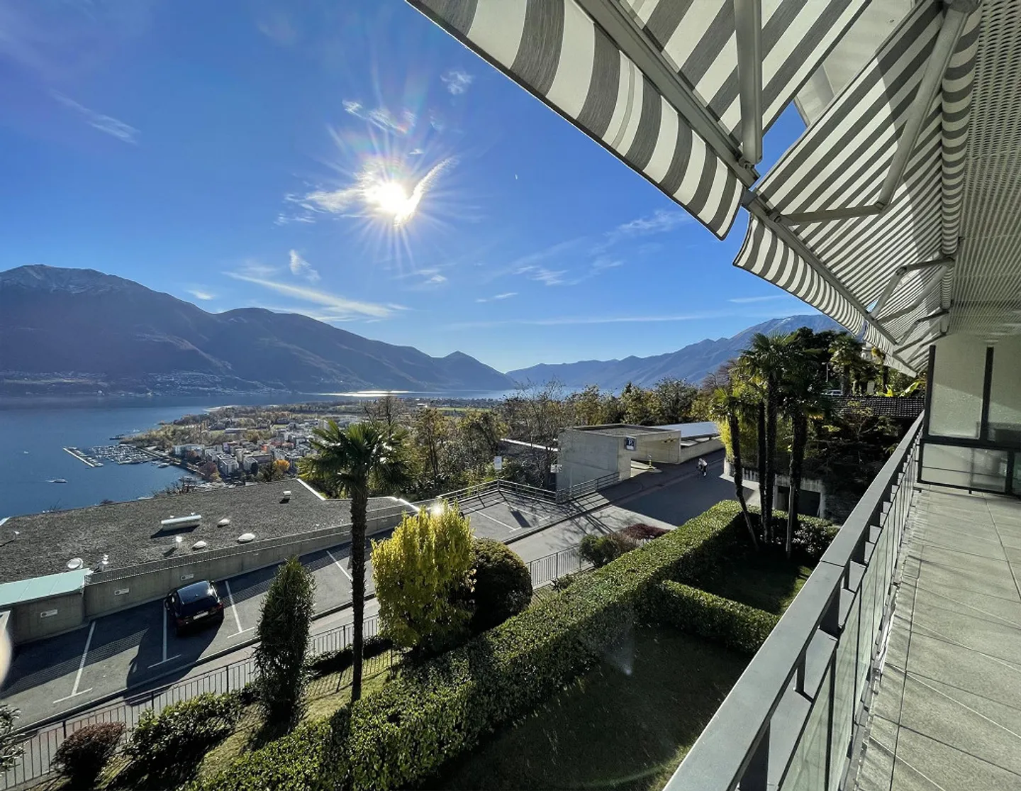 Appartement de 2,5 pièces avec vue imprenable sur le lac et les montagnes - Photo 3 sur 9