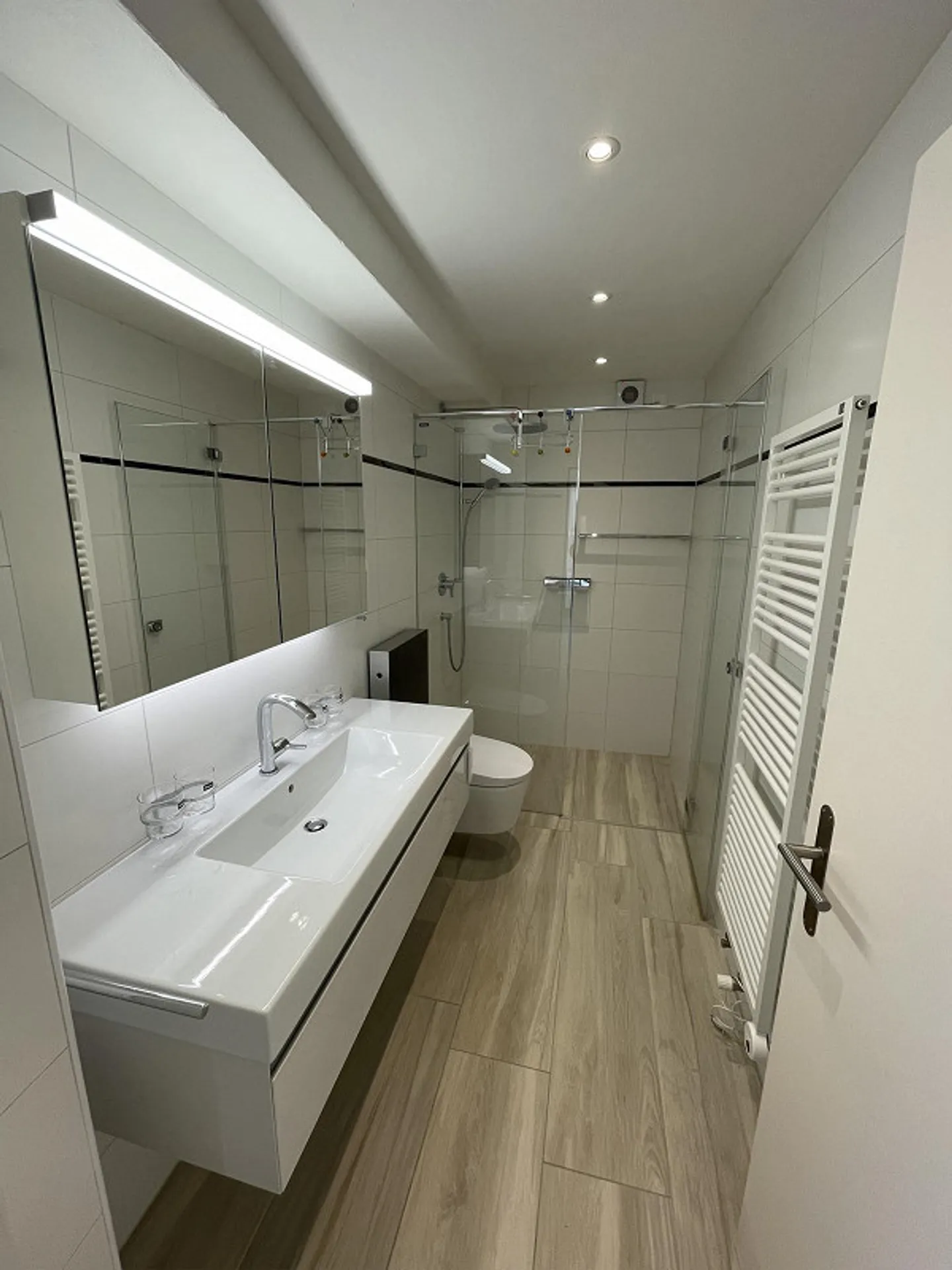 Appartement de 2,5 pièces avec vue imprenable sur le lac et les montagnes - Photo 8 sur 9