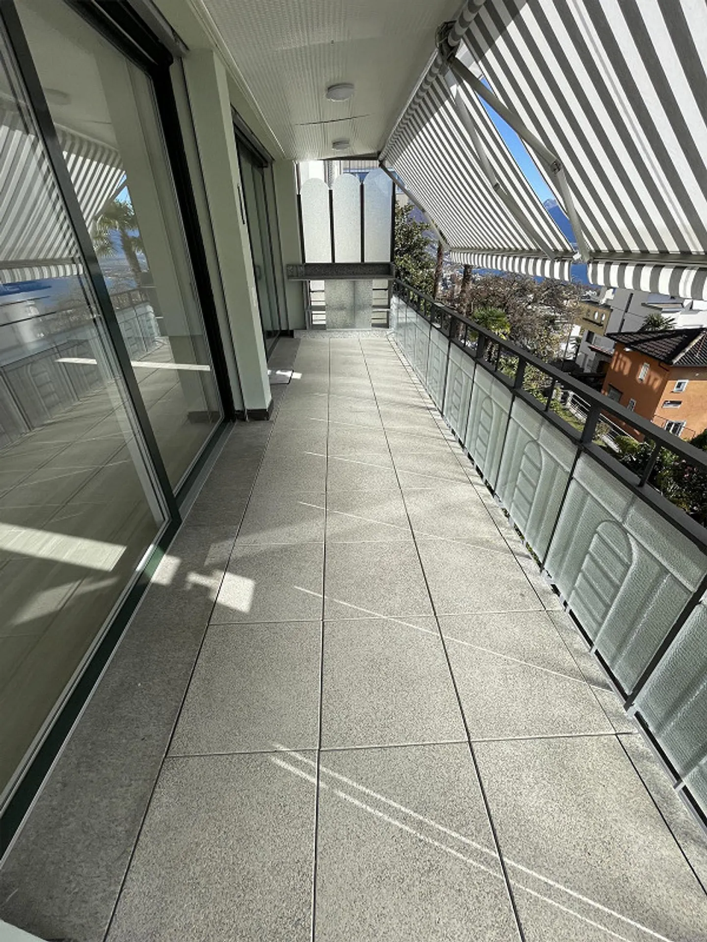 Appartement de 2,5 pièces avec vue imprenable sur le lac et les montagnes - Photo 9 sur 9