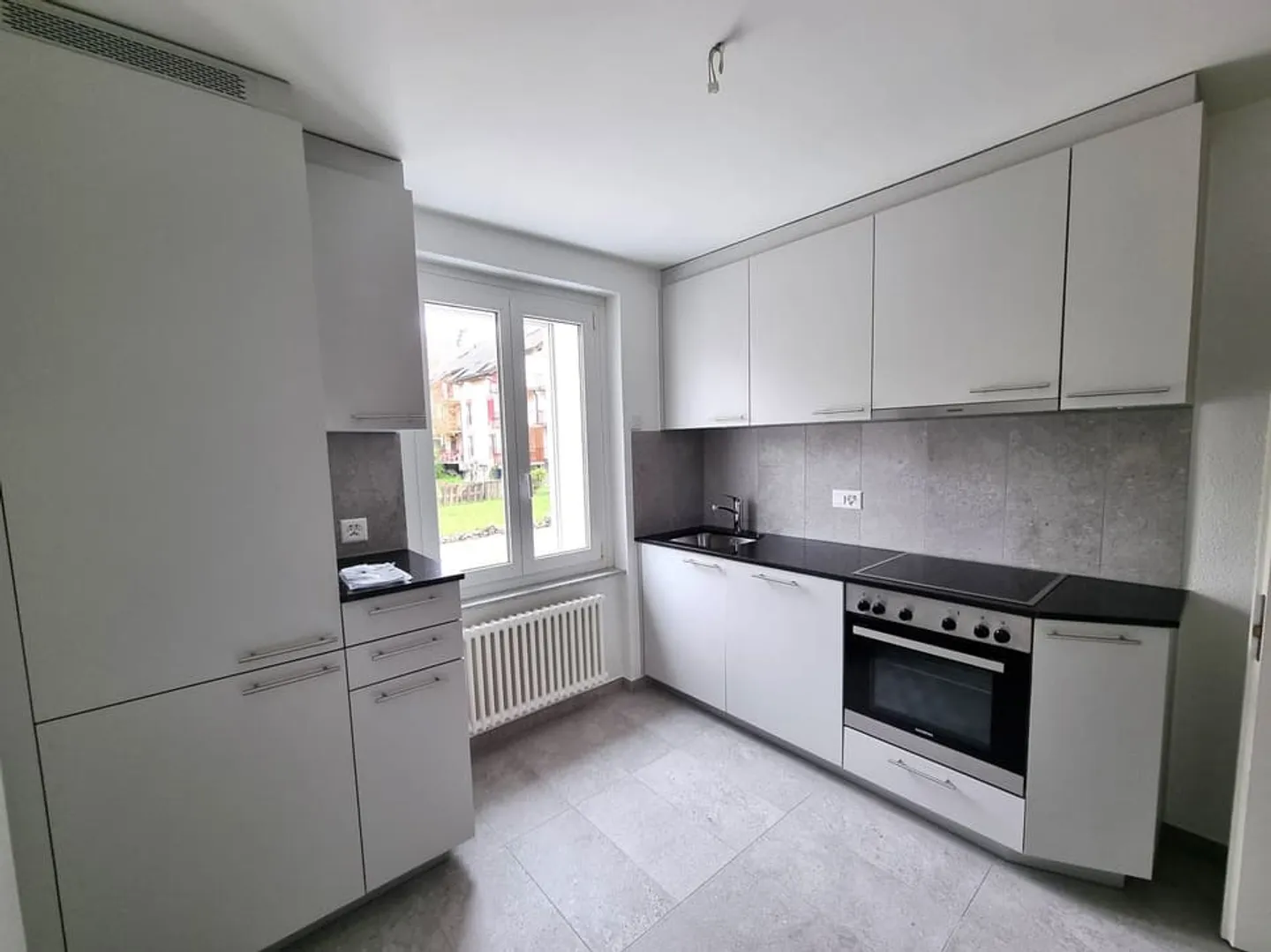 Beautiful renovated 3-room apartment with large balcony and share in common garden - Photo 1 of 7