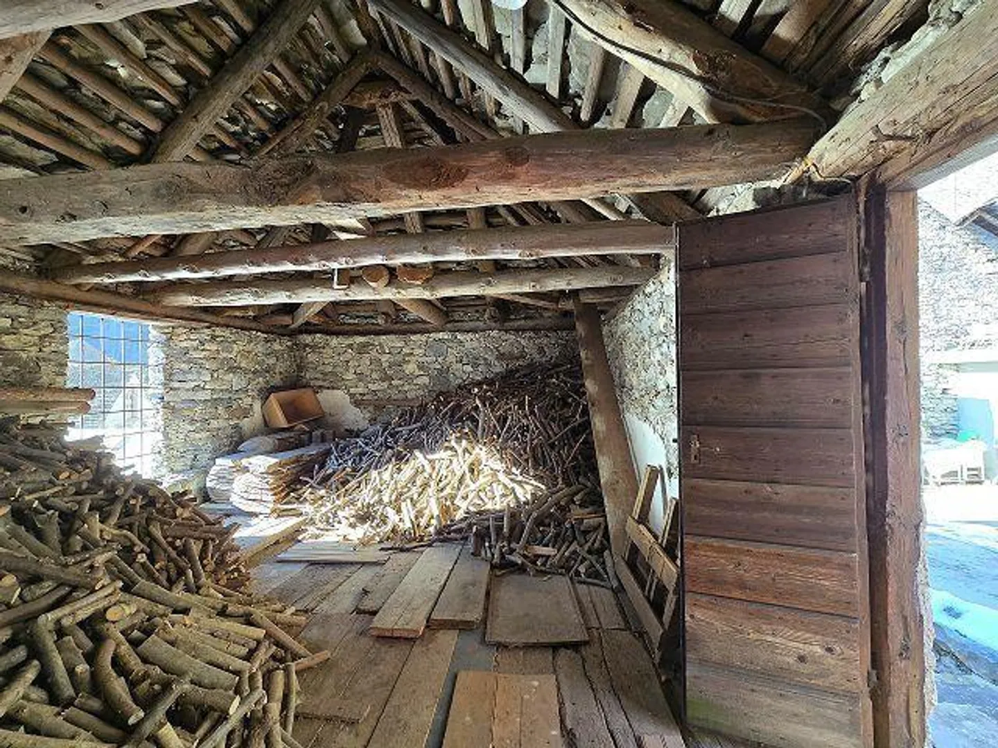 3 rustici da rinnovare con piccolo terreno, bella vista, soleggiata e tranquilla - Foto 2 di 26