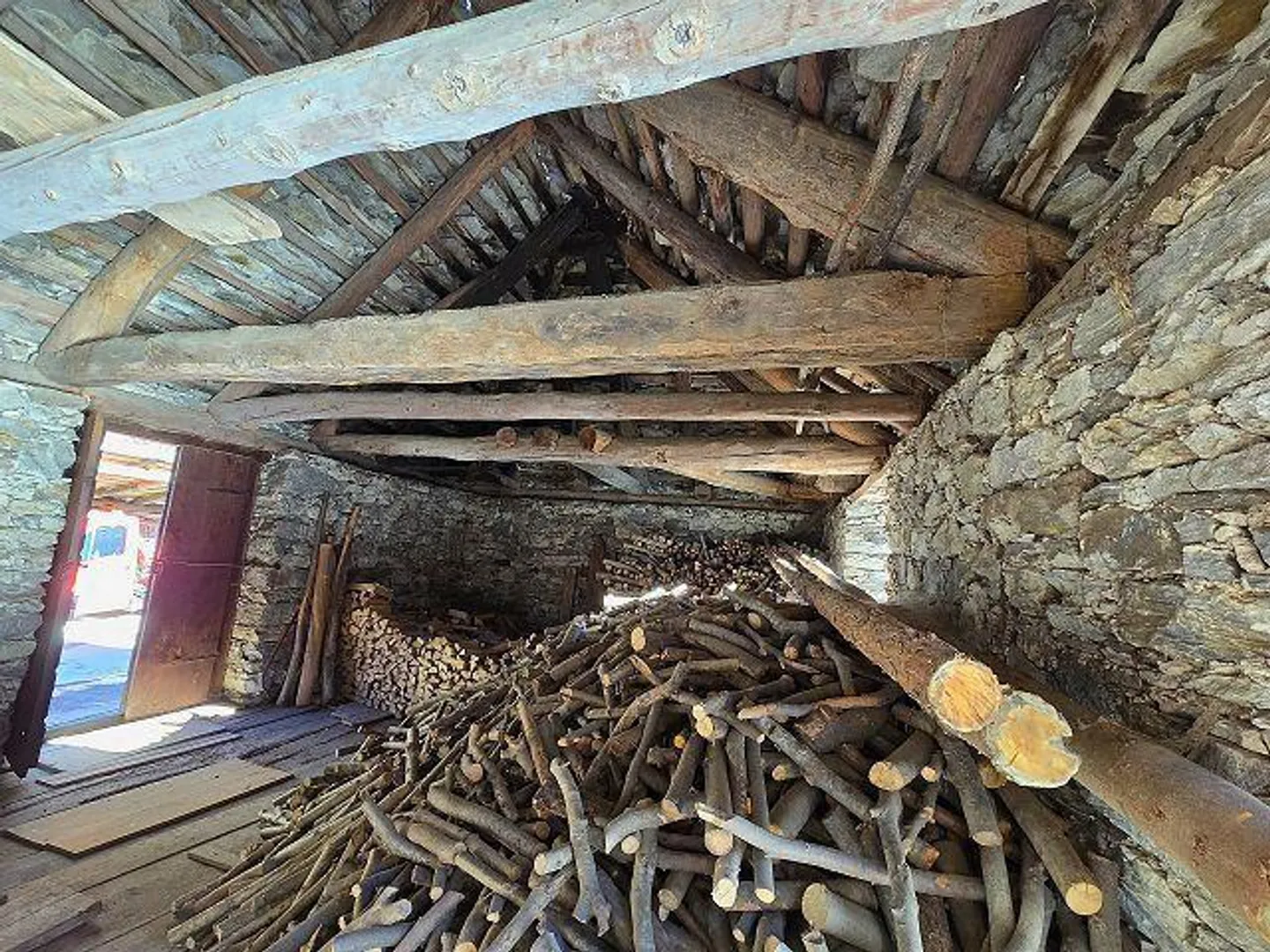 3 rustici da rinnovare con piccolo terreno, bella vista, soleggiata e tranquilla - Foto 3 di 26