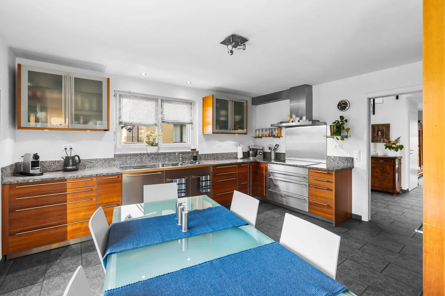 Detached single-family house in a family-friendly location! - Photo 7 of 15