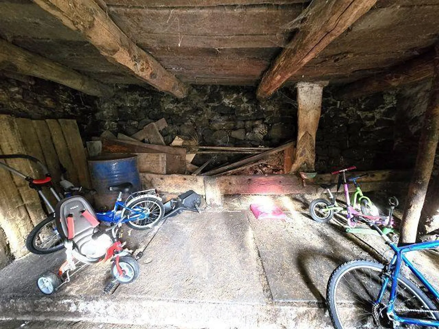 3 rustici da rinnovare con piccolo terreno, bella vista, soleggiata e tranquilla - Foto 9 di 26