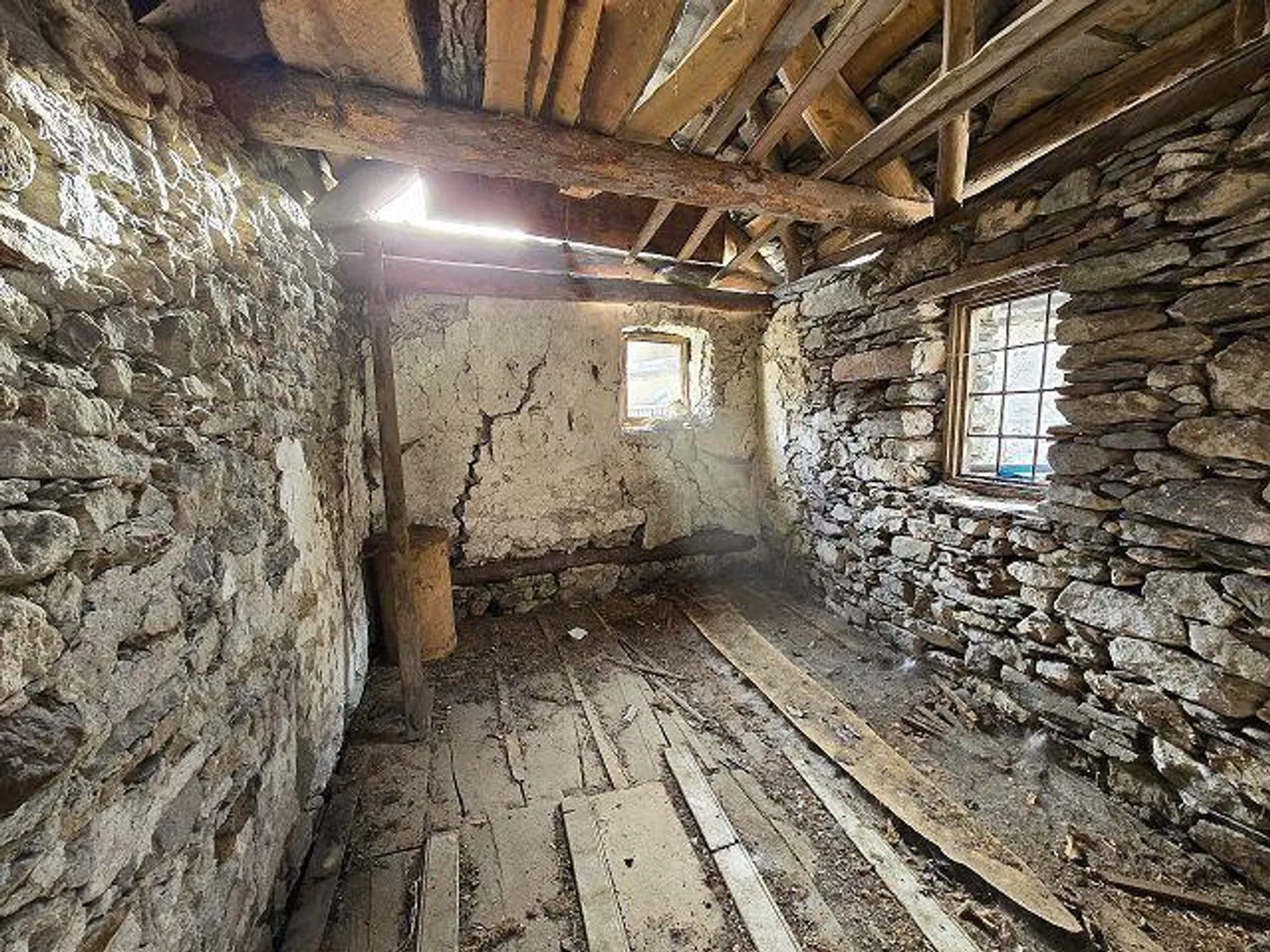 3 rustici da rinnovare con piccolo terreno, bella vista, soleggiata e tranquilla - Foto 10 di 26
