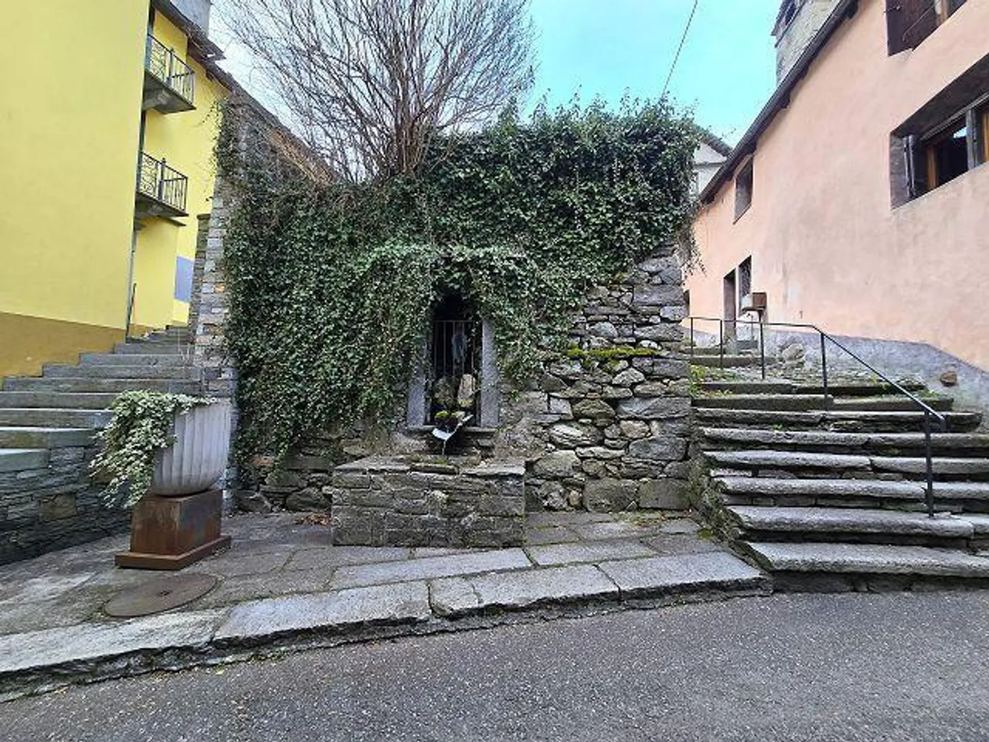 3 rustici da rinnovare con piccolo terreno, bella vista, soleggiata e tranquilla - Foto 16 di 26