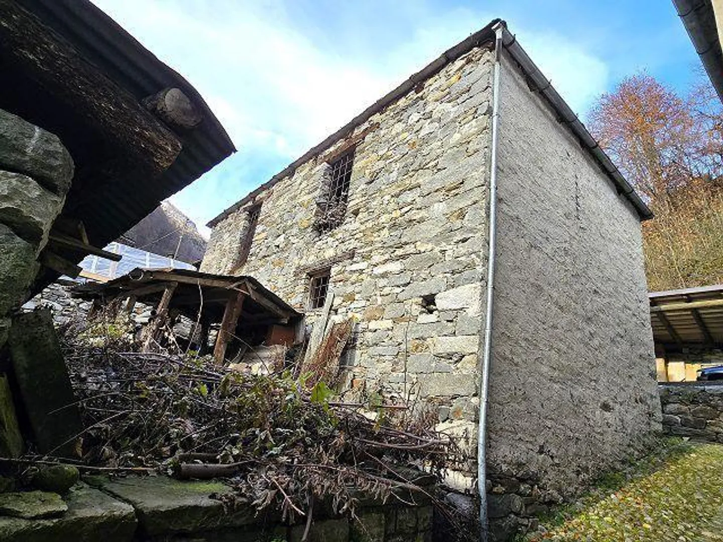 3 rustici da rinnovare con piccolo terreno, bella vista, soleggiata e tranquilla - Foto 17 di 26