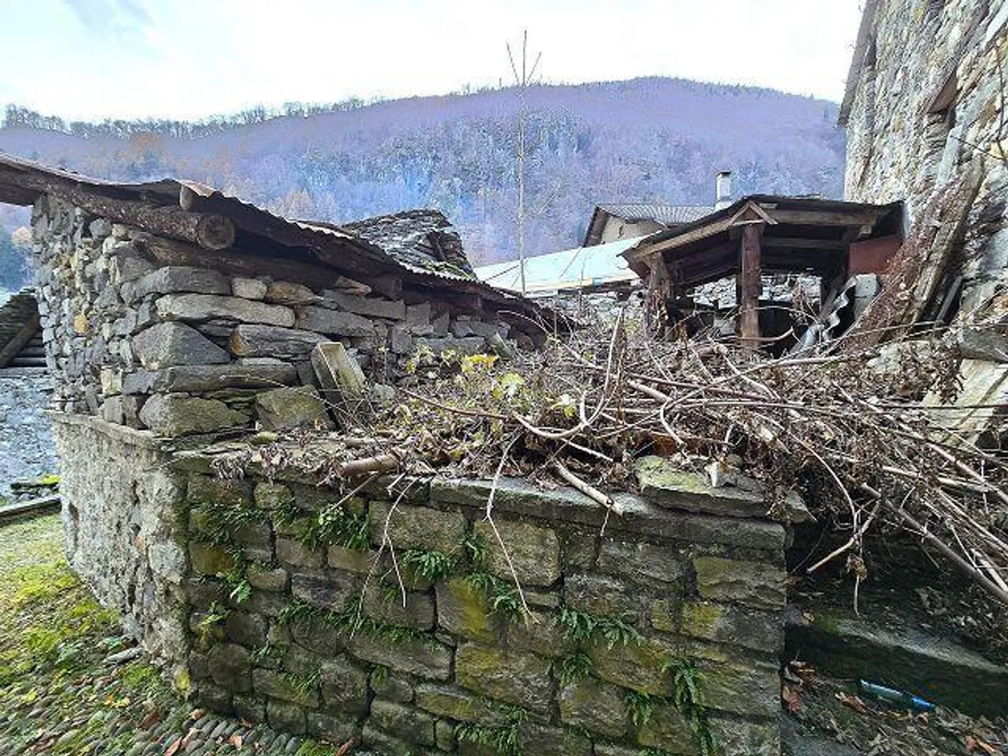 3 rustici da rinnovare con piccolo terreno, bella vista, soleggiata e tranquilla - Foto 18 di 26