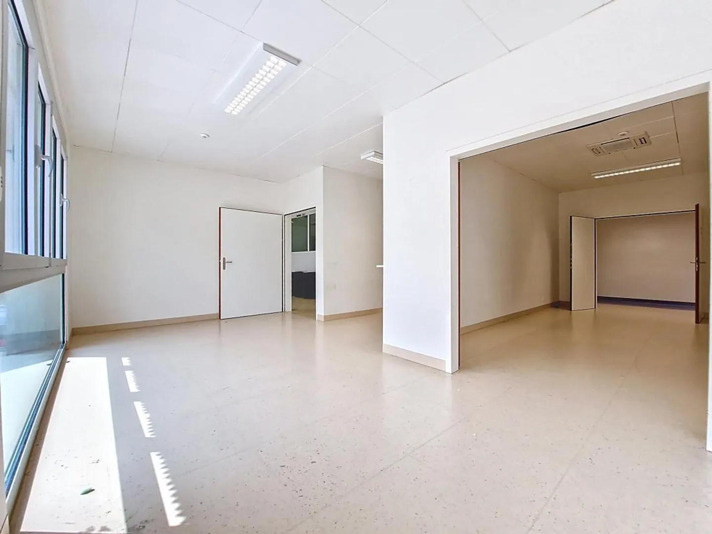 Sion - Geräumige Geschäftsräume von 335 m² ideal für eine medizinische Klinik im Zentrum - Foto 13 von 15