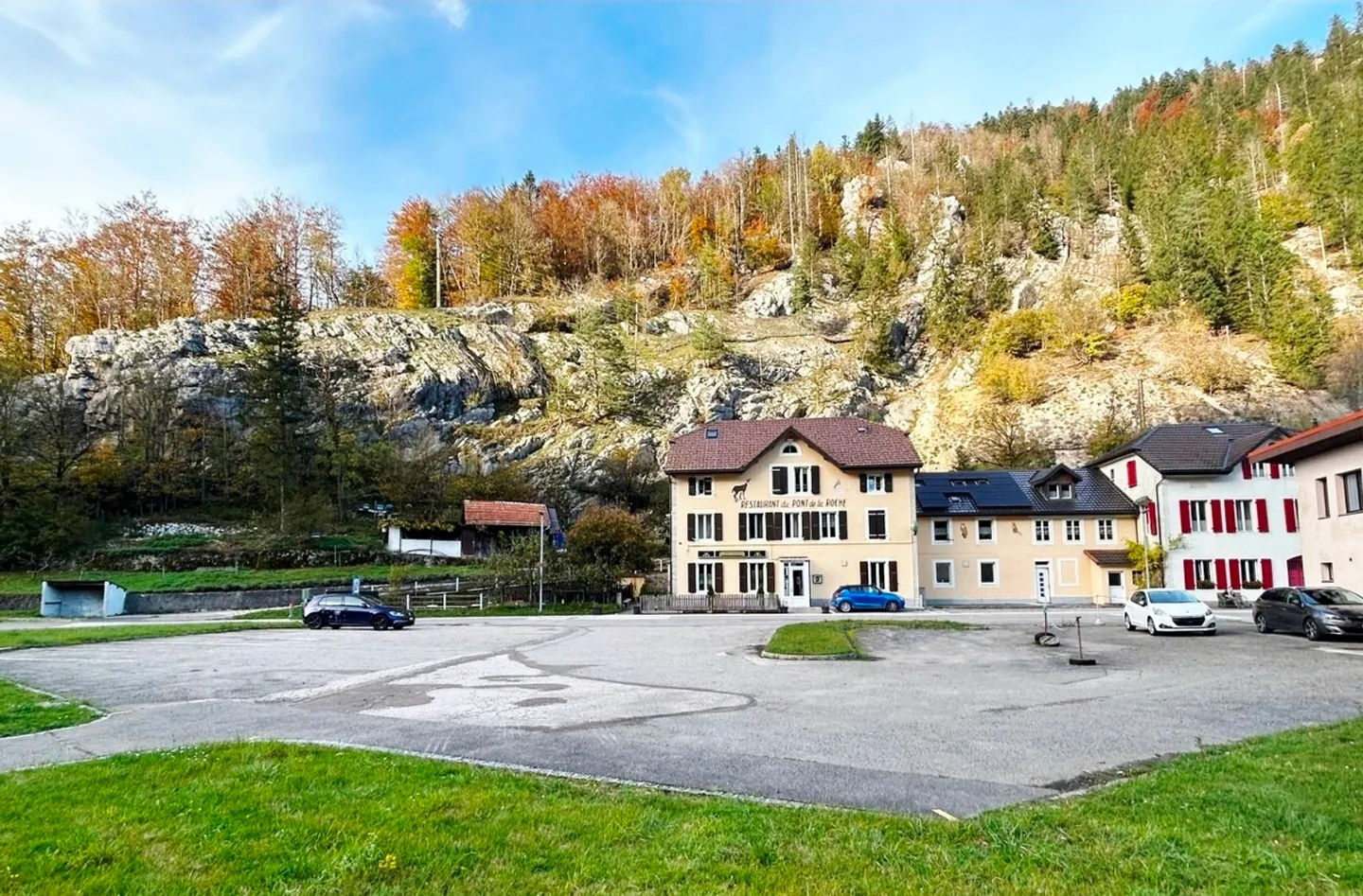 Seize the opportunity to take over the Restaurant du Pont de la Roche - Photo 2 of 9