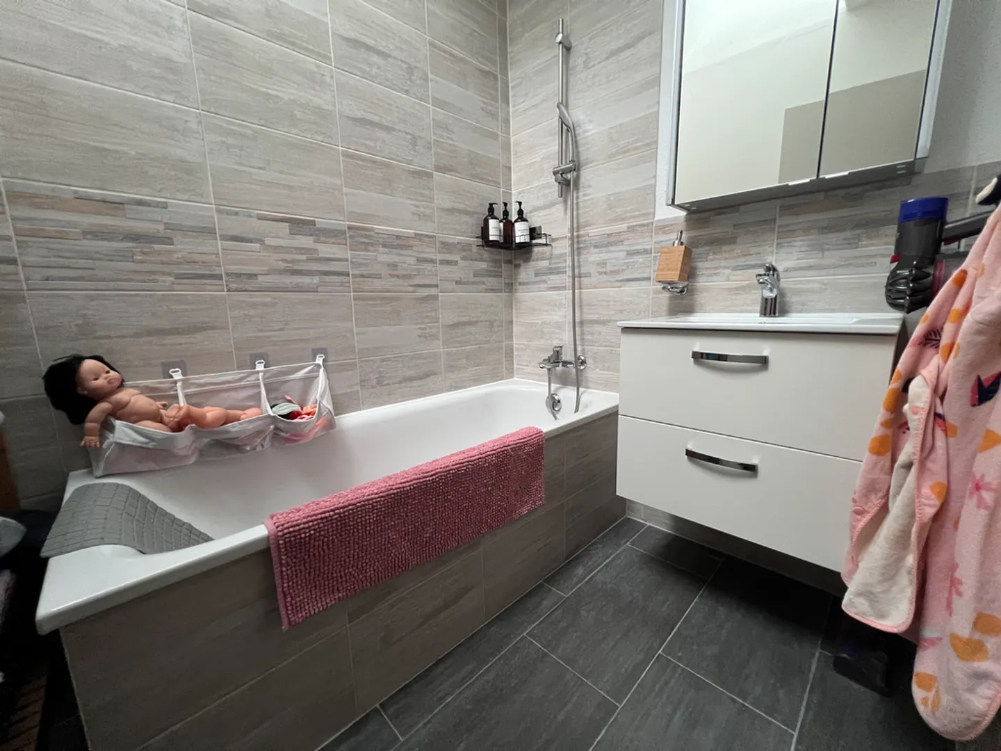 Spacious 3.5 Room Apartment - Photo 8 of 9